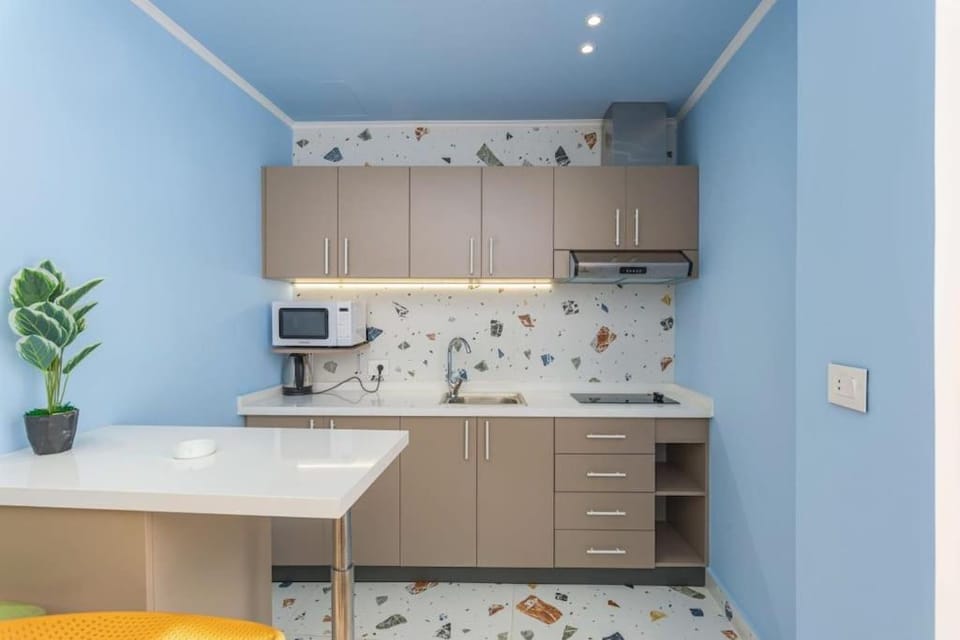 Kitchen or kitchenette, microwave, stove