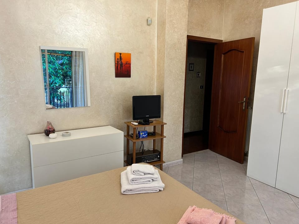 Bed, TV and multimedia, Photo of the whole room, Bedroom, towels, wardrobe