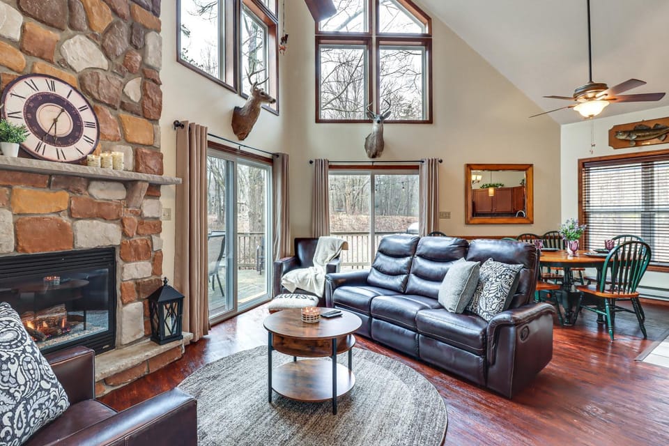 Serene Poconos Cabin w/ Hot Tub & Beach Access! Cabin in Pocono Mountains