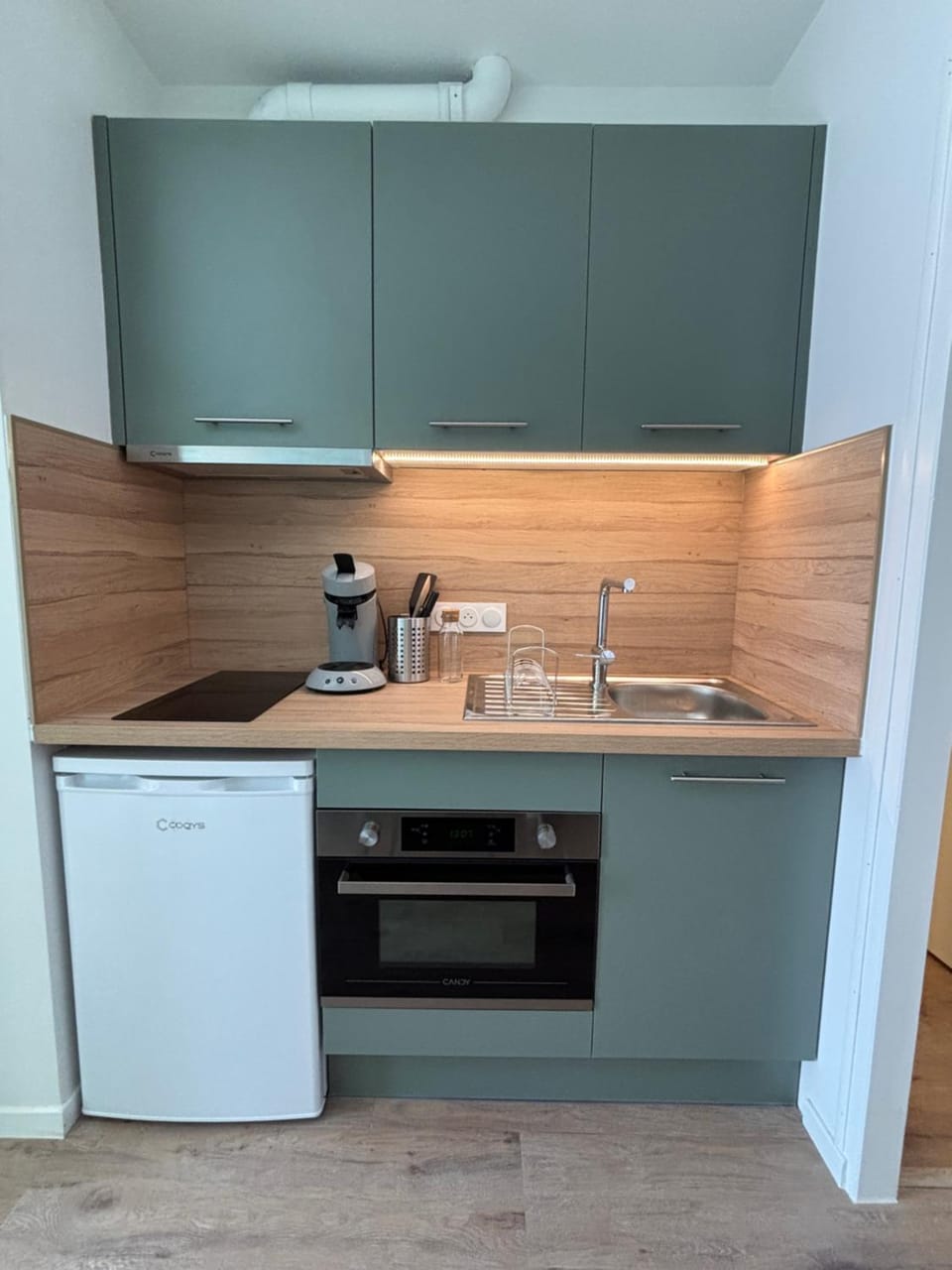 Coffee/tea facilities, Kitchen or kitchenette, dishwasher, stove