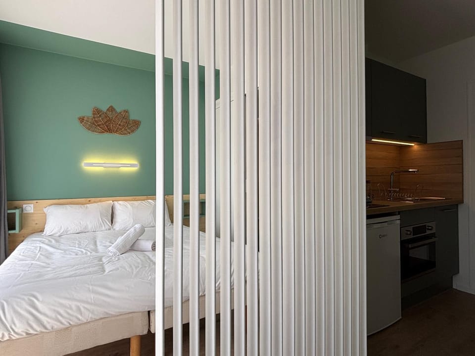 Bed, Kitchen or kitchenette, Photo of the whole room, Bedroom, wardrobe