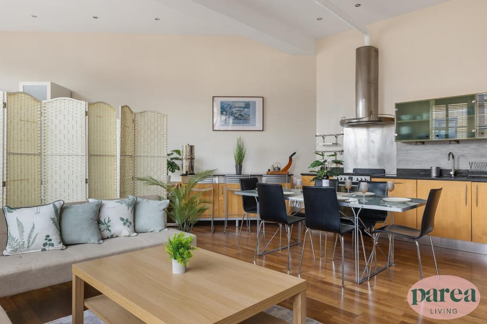 Kitchen or kitchenette, Living room, Seating area, Dining area