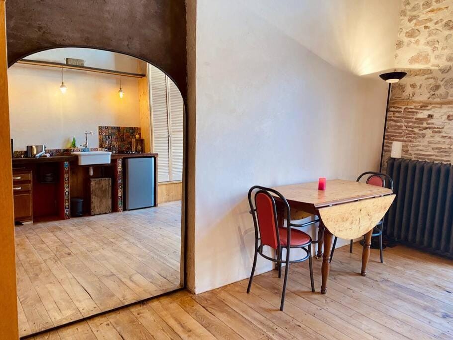 Kitchen or kitchenette, Dining area
