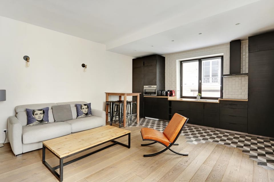 Kitchen or kitchenette, Living room, Seating area, Dining area