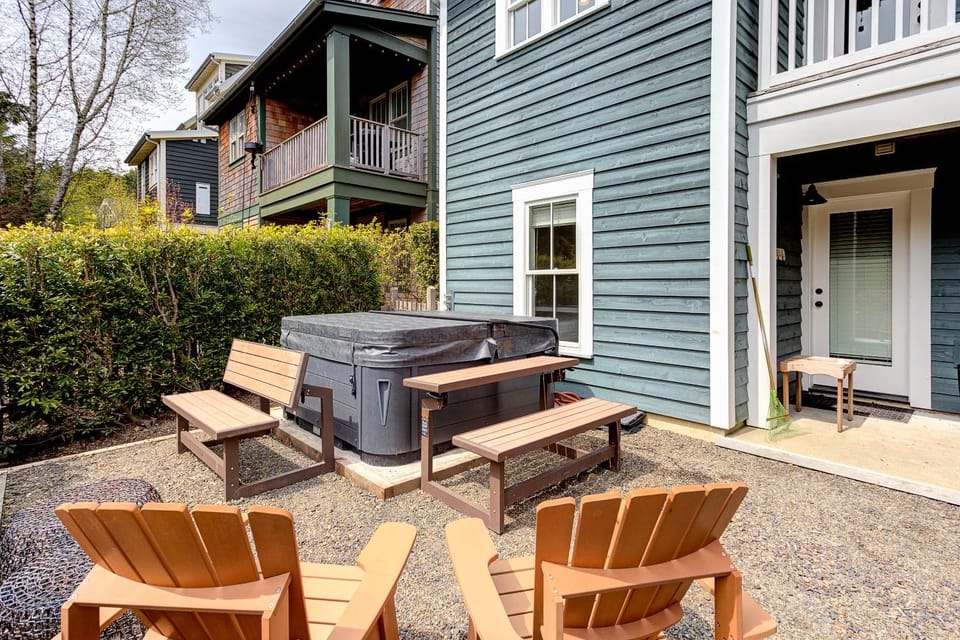 Property building, Patio, Hot Tub, Seating area