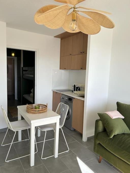 Kitchen or kitchenette, Seating area, Dining area