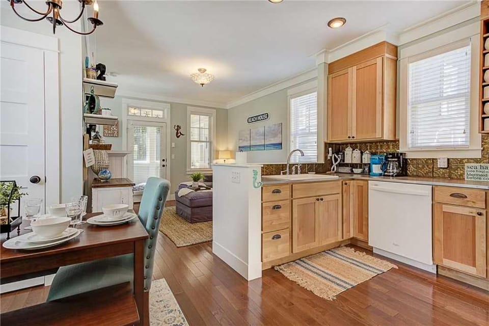 Kitchen or kitchenette, Dining area, dishwasher, oven, pet friendly, stove