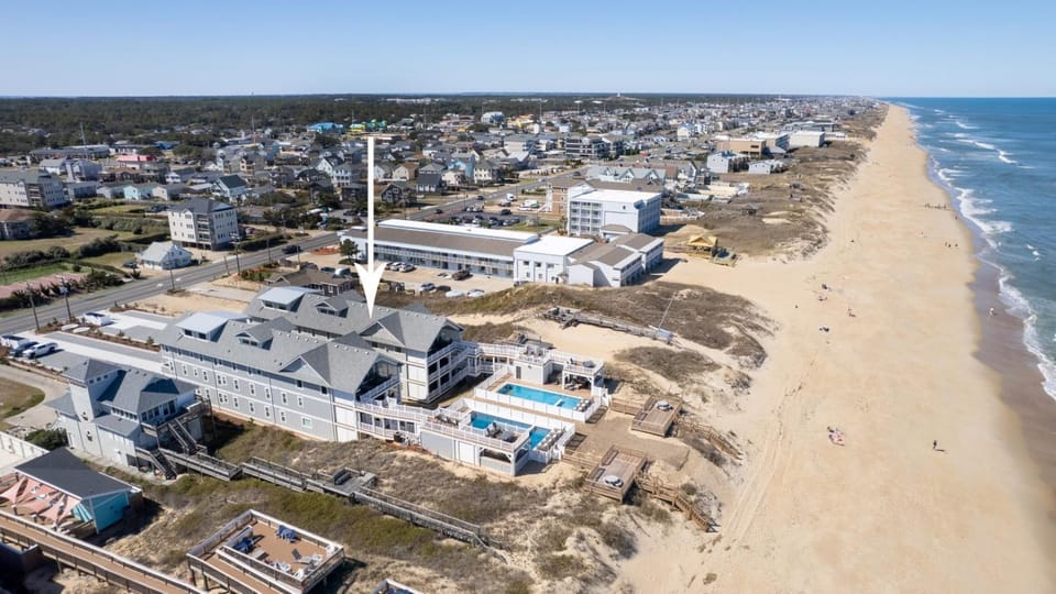 Property building, Natural landscape, Bird's eye view, Sea view, Swimming pool