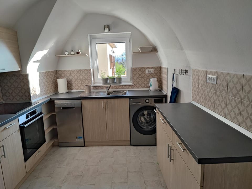 dishwasher, pet friendly, stove, washing machine