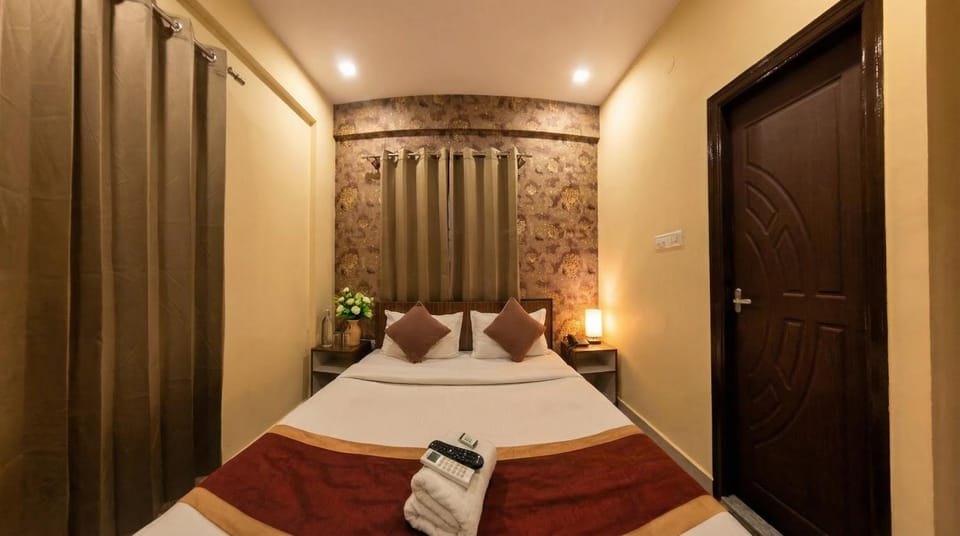 Photo of the whole room, Bedroom, towels