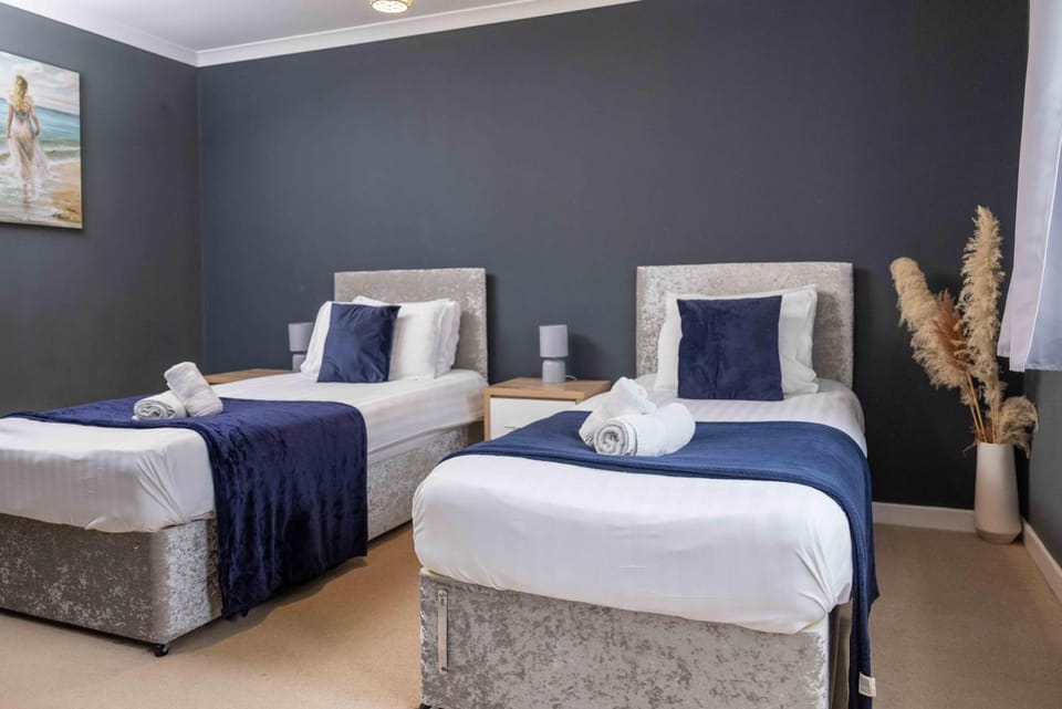 Bed, Bedroom, heating, internet, towels