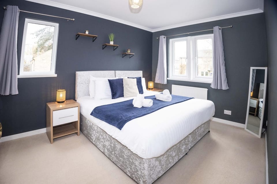 Bed, Bedroom, heating, internet, towels