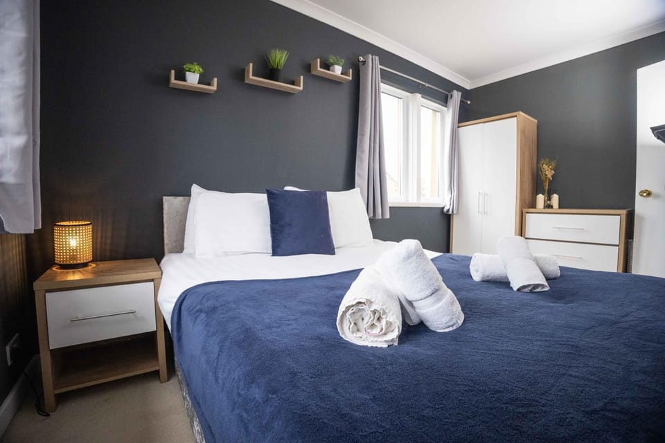Bed, Bedroom, heating, internet, towels