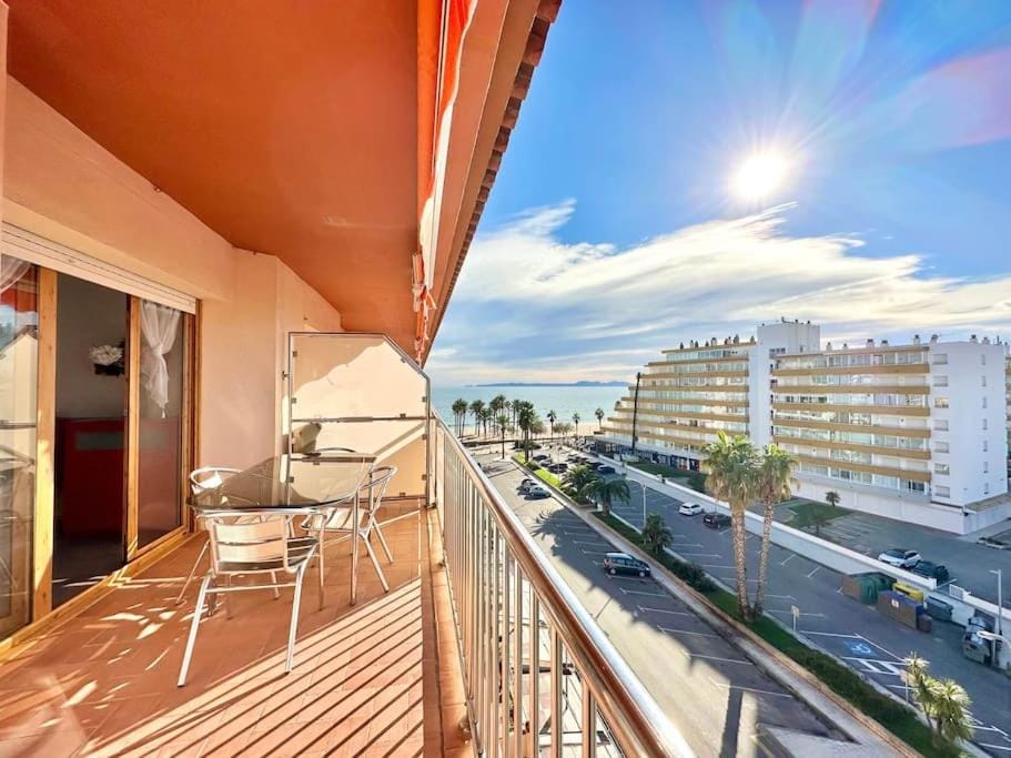 V023 - Roses Platja Apartment in Roses