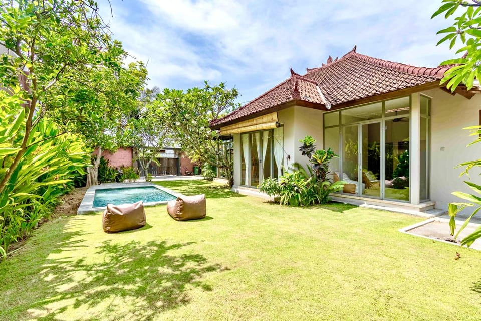 Patio, Spring, Day, Garden, Garden view, Pool view, Swimming pool, sunbed