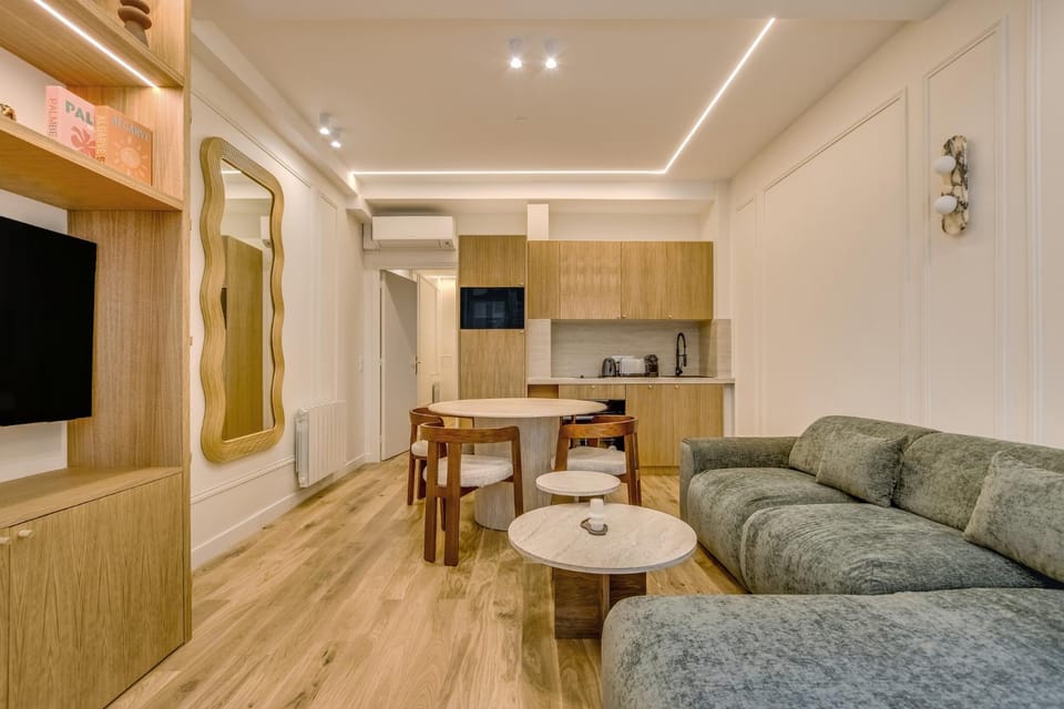 TV and multimedia, Kitchen or kitchenette, Living room, Seating area, Dining area, stove