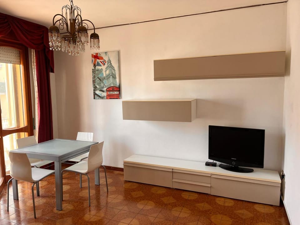 TV and multimedia, Living room, Seating area, Dining area