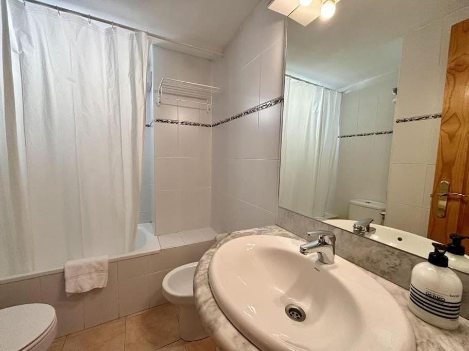 Bathroom, Bath, towels