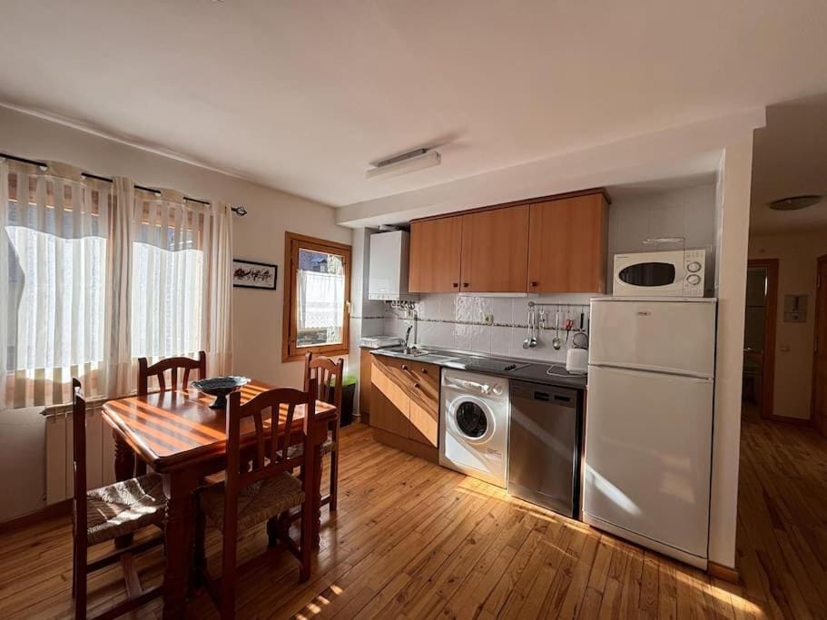 Kitchen or kitchenette, Dining area, dishwasher, toaster, washing machine