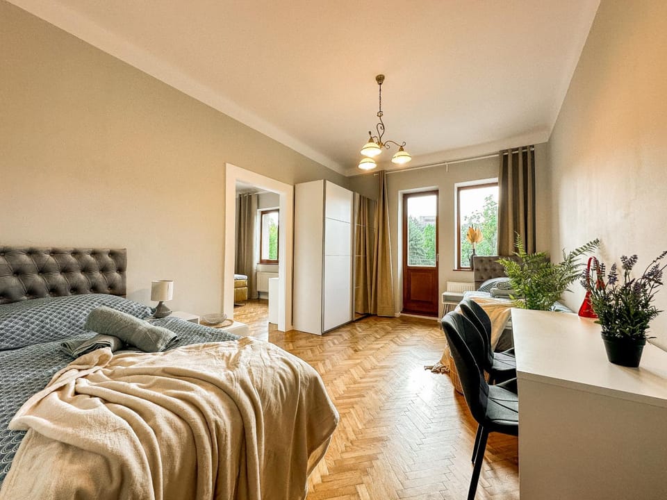 Photo of the whole room, Bedroom