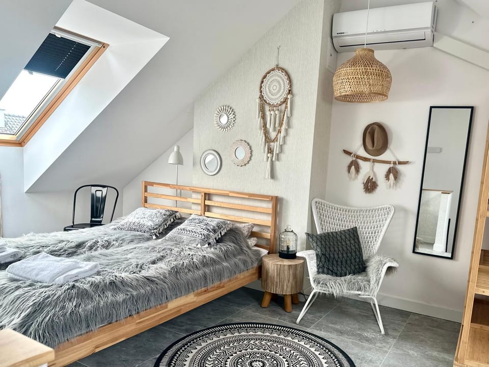 Bed, Bedroom, wardrobe, air conditioner