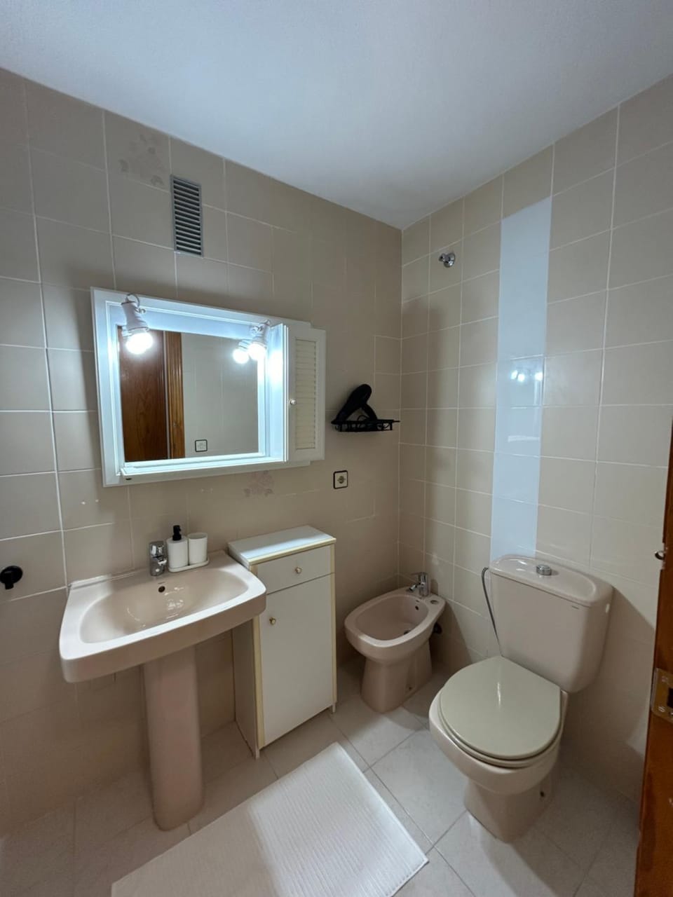 Shower, Toilet, Bathroom, bidet, towels