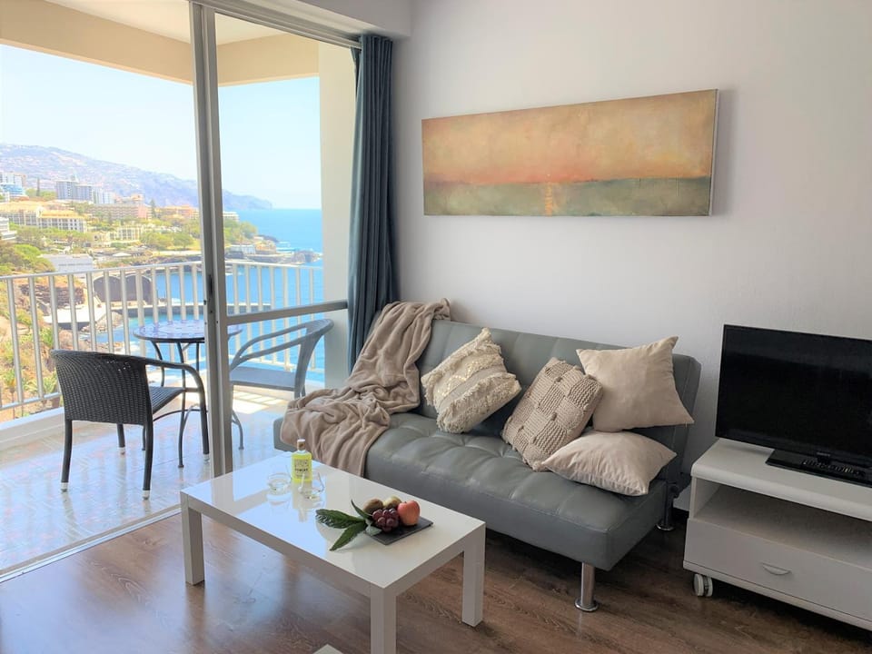 Spring, Day, Summer, View (from property/room), Balcony/Terrace, Living room, Decorative detail, Seating area, Autumn, On site, Sea view