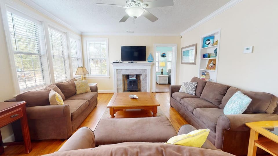 TV and multimedia, Living room, Seating area, fireplace, furniture