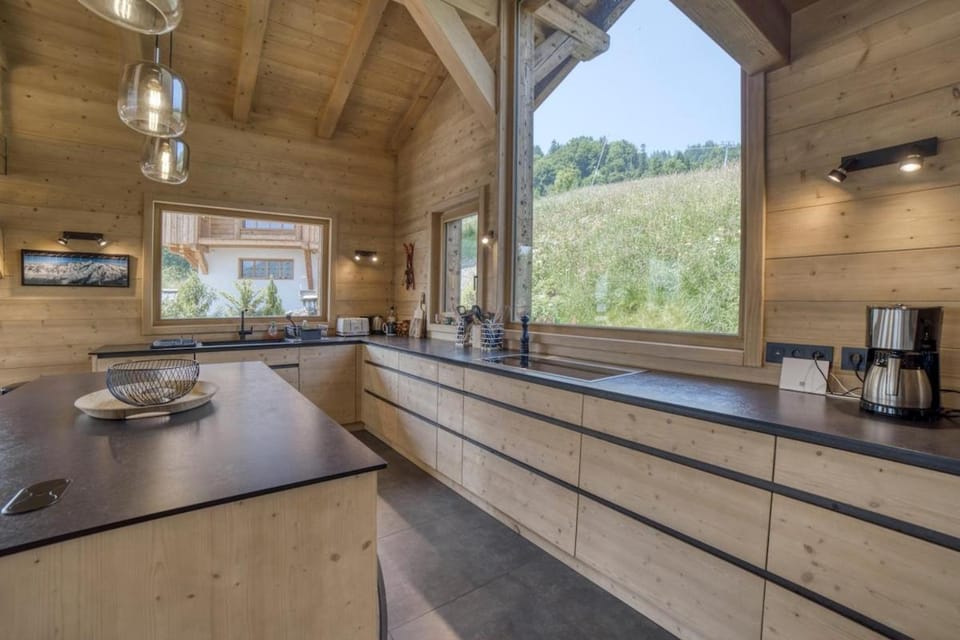 Coffee/tea facilities, Kitchen or kitchenette, stove, toaster