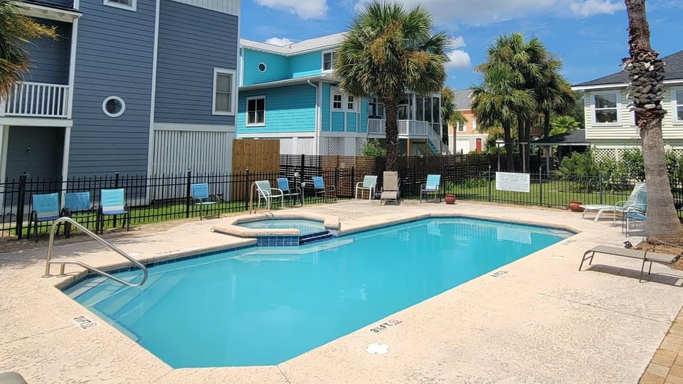 Property building, Hot Tub, Swimming pool