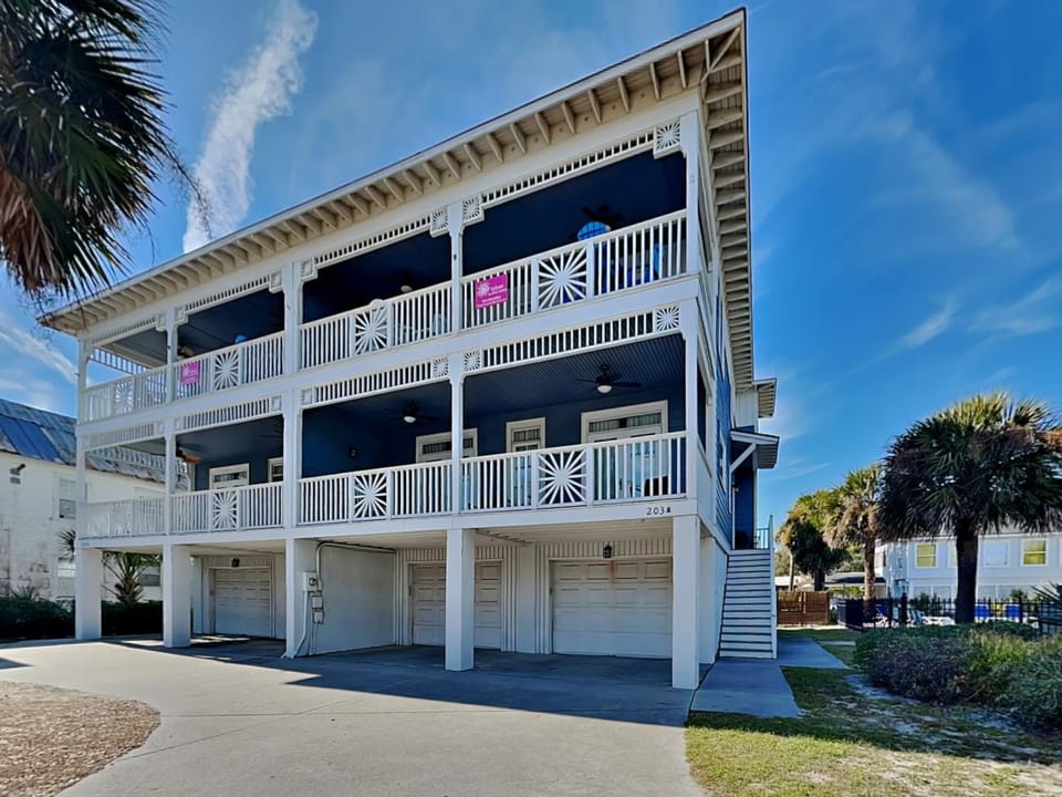 Property building, Facade/entrance, Balcony/Terrace, Parking