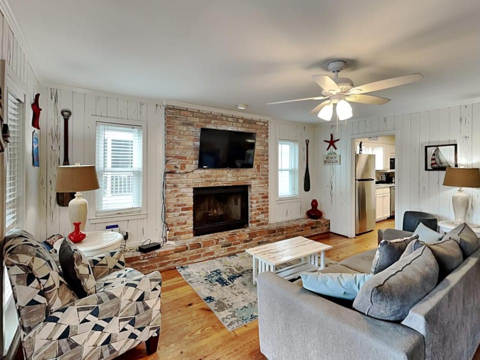 TV and multimedia, Living room, fireplace, furniture, kitchen