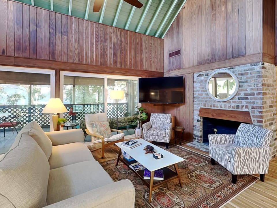 TV and multimedia, View (from property/room), Living room, Seating area, fireplace, furniture