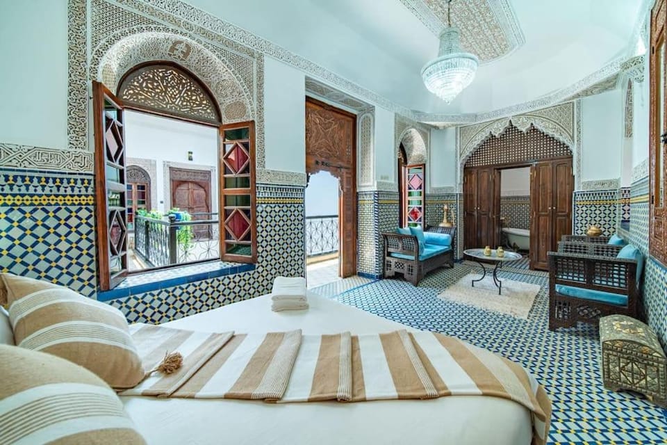Bed, Photo of the whole room, Seating area, Bedroom