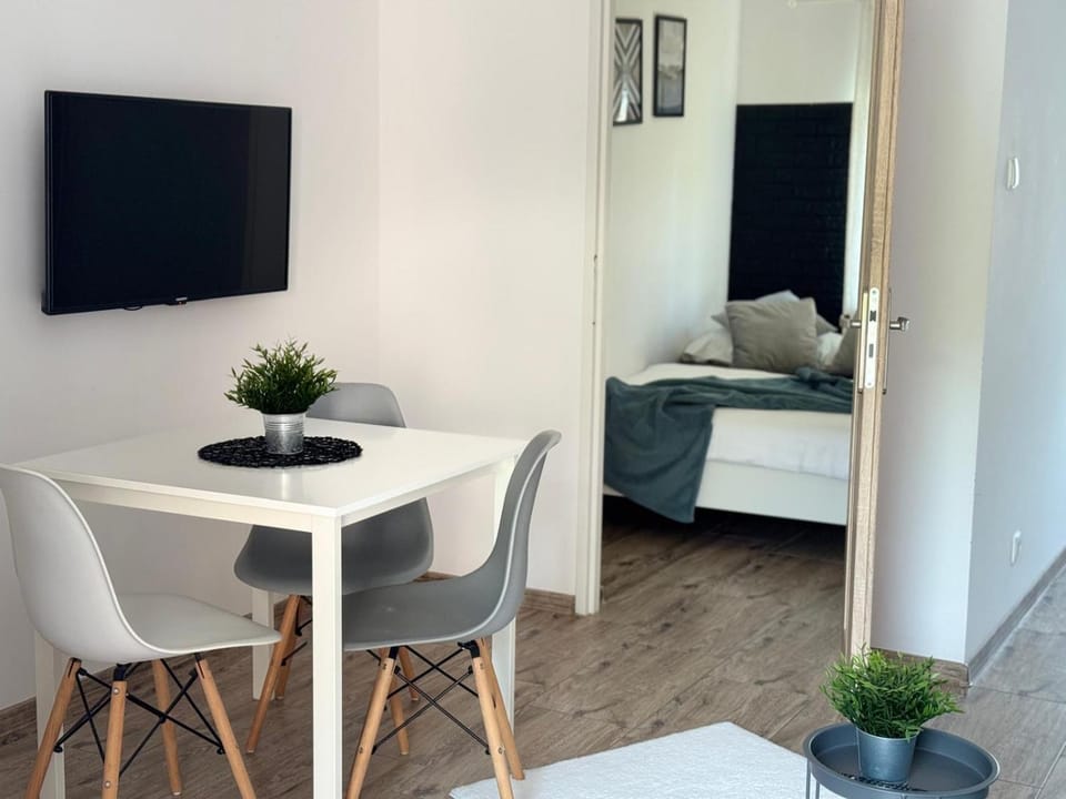 Bed, TV and multimedia, Seating area, Bedroom