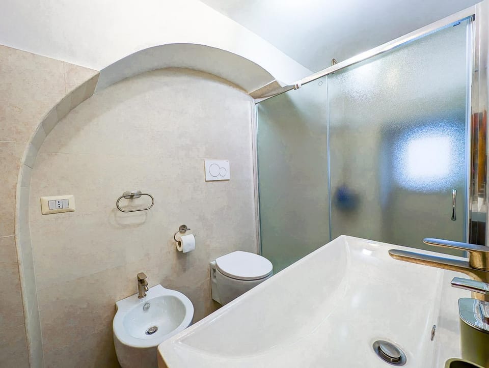 Shower, Toilet, Bathroom, towels