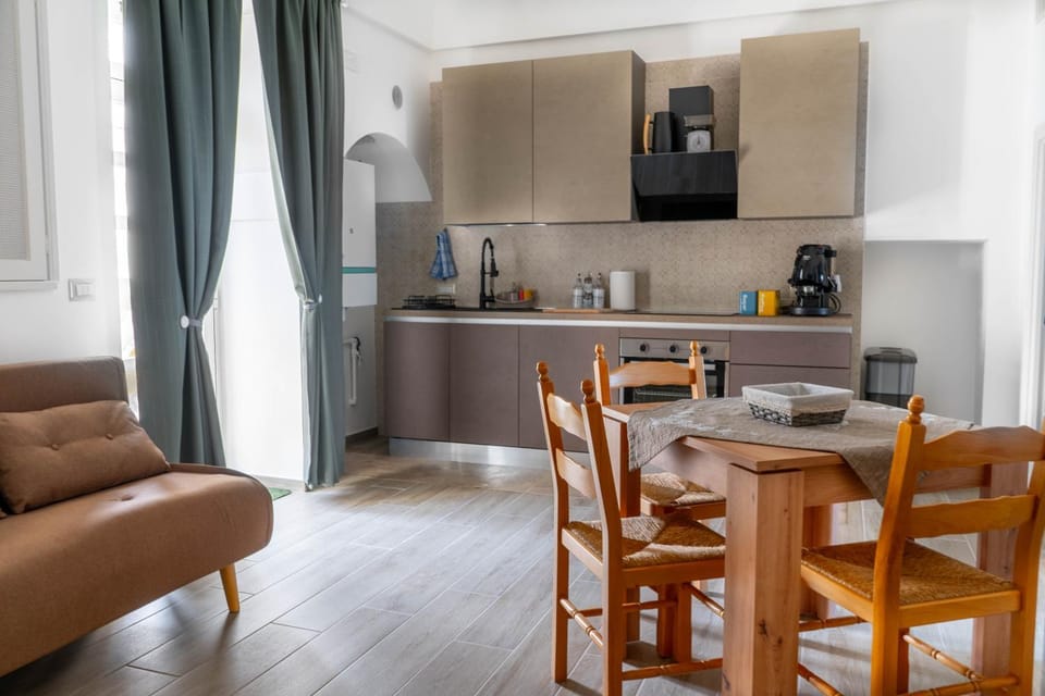 Kitchen or kitchenette, Living room, Seating area, Dining area, oven, stove