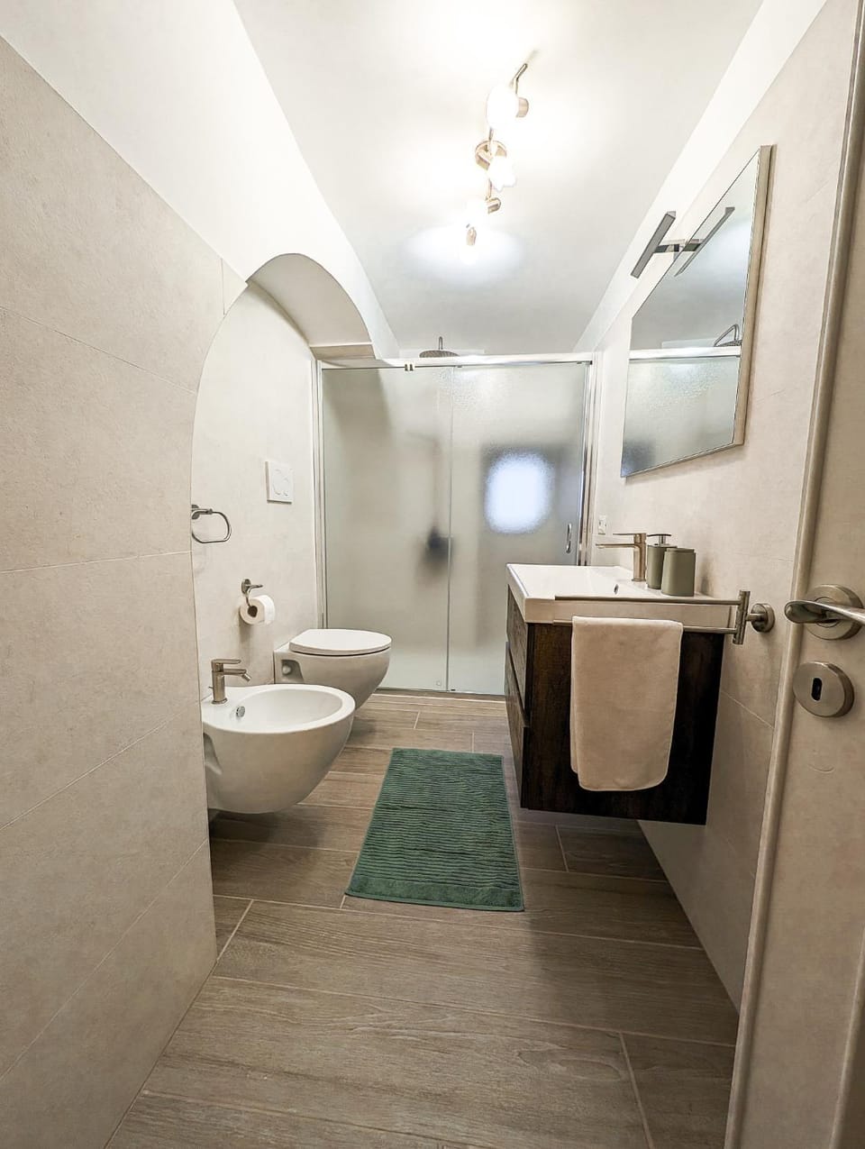 Shower, Toilet, Bathroom, bidet, towels