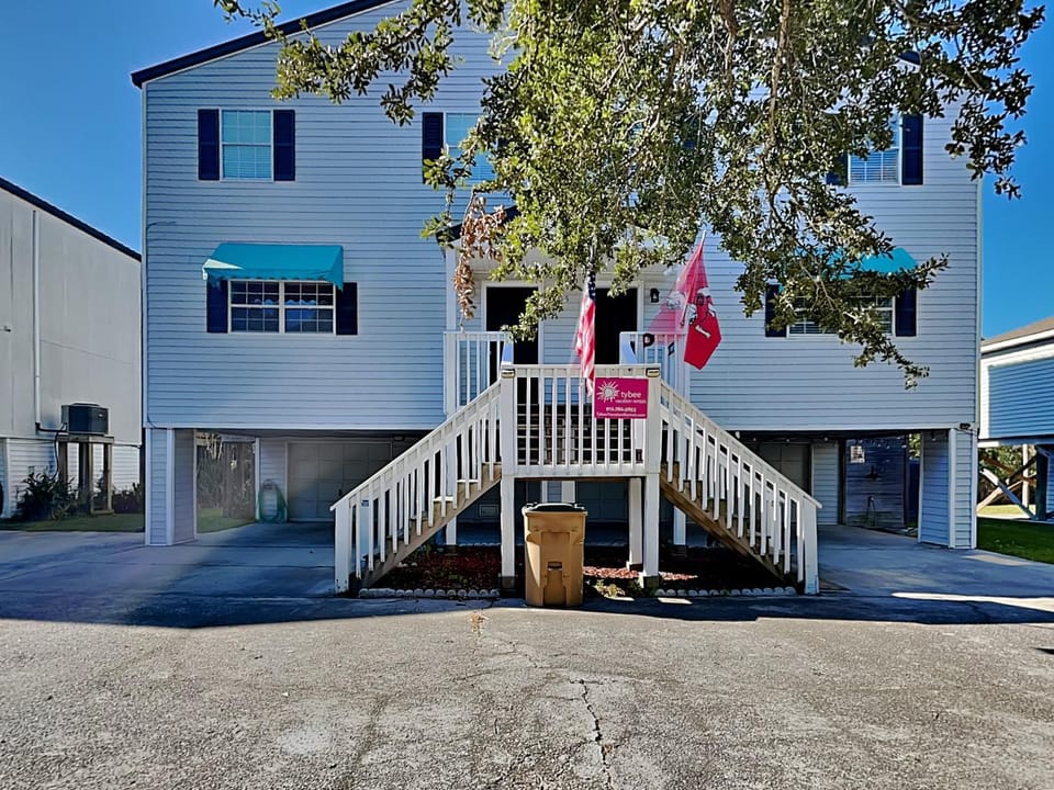 Bulldawg Beach Bunker by Tybee Vacation Rentals House in Tybee Island