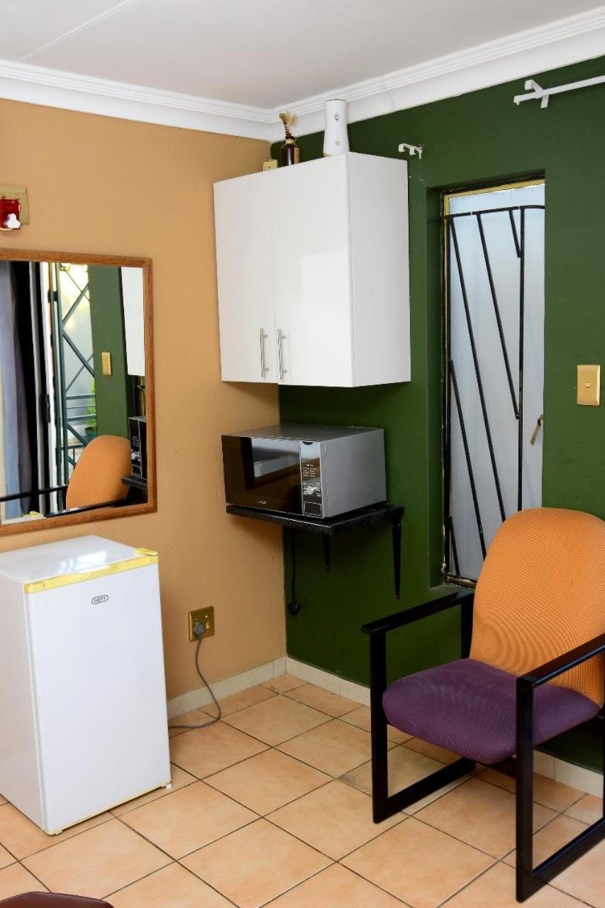 Obasi Green Inn Guesthouse Bed and Breakfast in Roodepoort