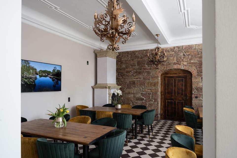 Restaurant/places to eat, Restaurant/places to eat, Communal lounge/ TV room, Banquet/Function facilities, Internal: Not applicable to any particular room