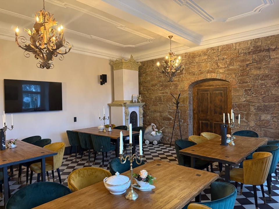 Banquet/Function facilities, Meeting/conference room, fireplace