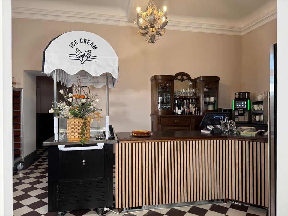 Restaurant/places to eat, Food and drinks