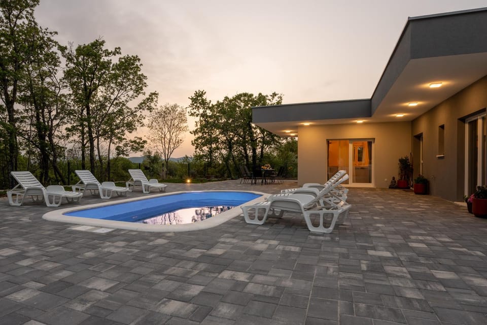 Property building, Patio, Day, Natural landscape, Pool view, Swimming pool, sunbed