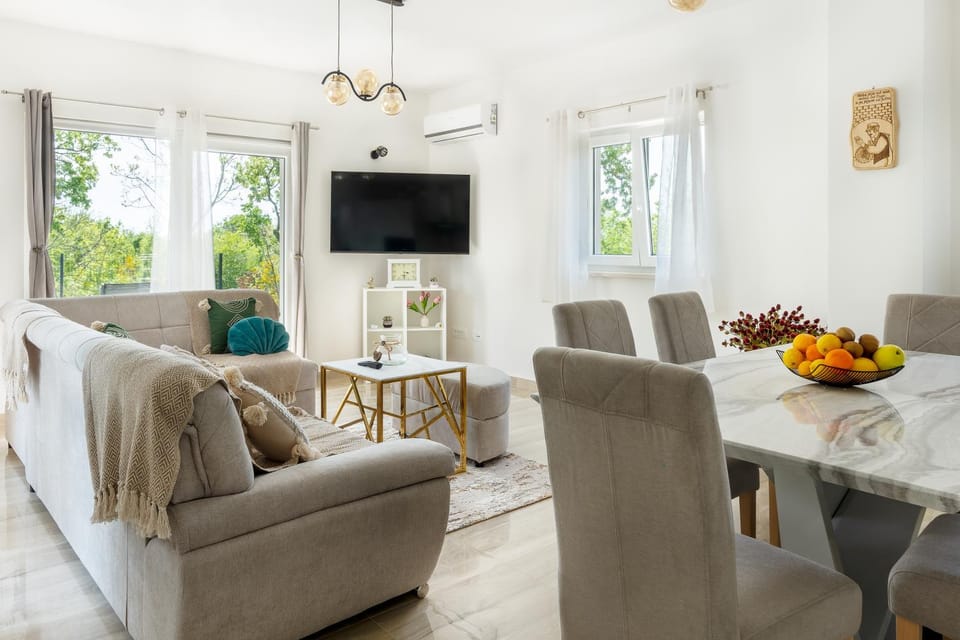 TV and multimedia, Living room, Seating area, Dining area