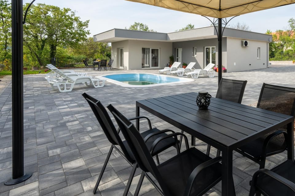 Property building, Patio, Day, Dining area, Pool view, Swimming pool, sunbed