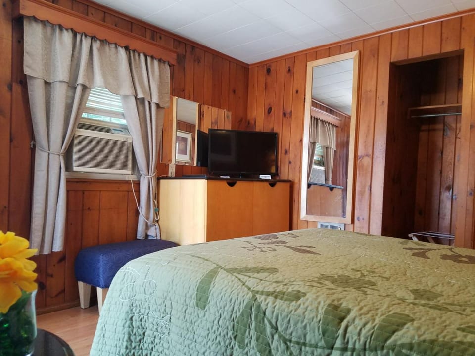 Seven Dwarfs Cabins - White Cabin Cabin in Queensbury