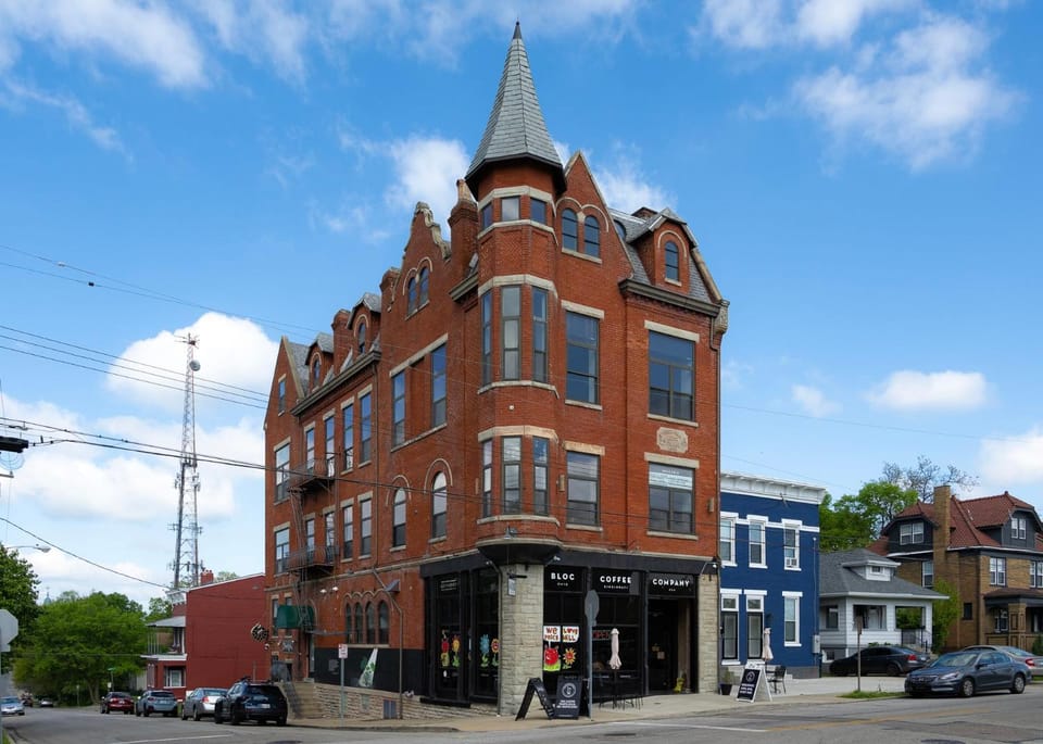 Above Coffee Shop, Cincy Hilltop Apt, City Views! Apartment in Cincinnati