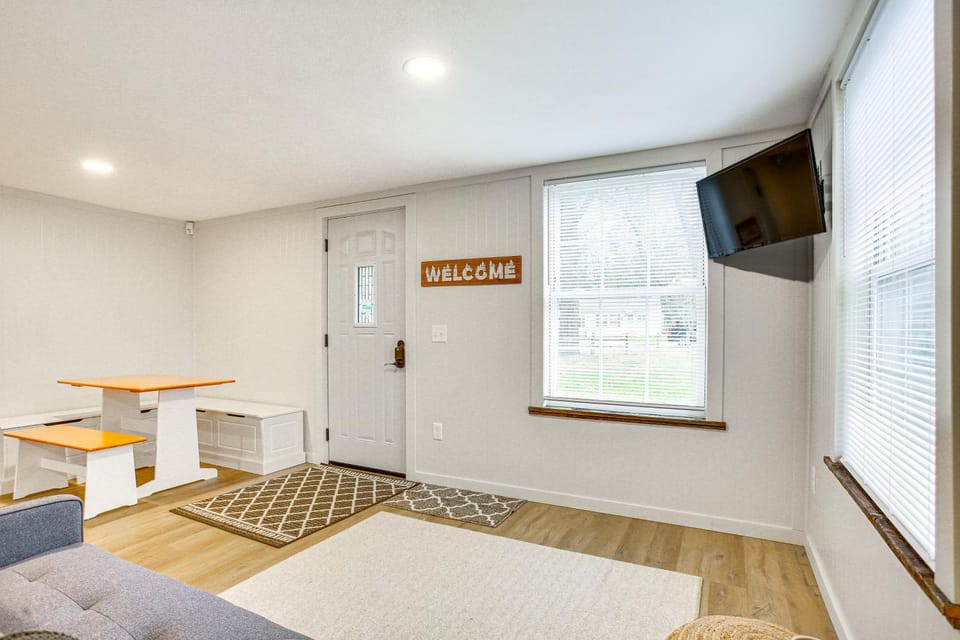 Updated Wellston Cabin, Walk to Lake Beach + Dock! Cabin in Michigan