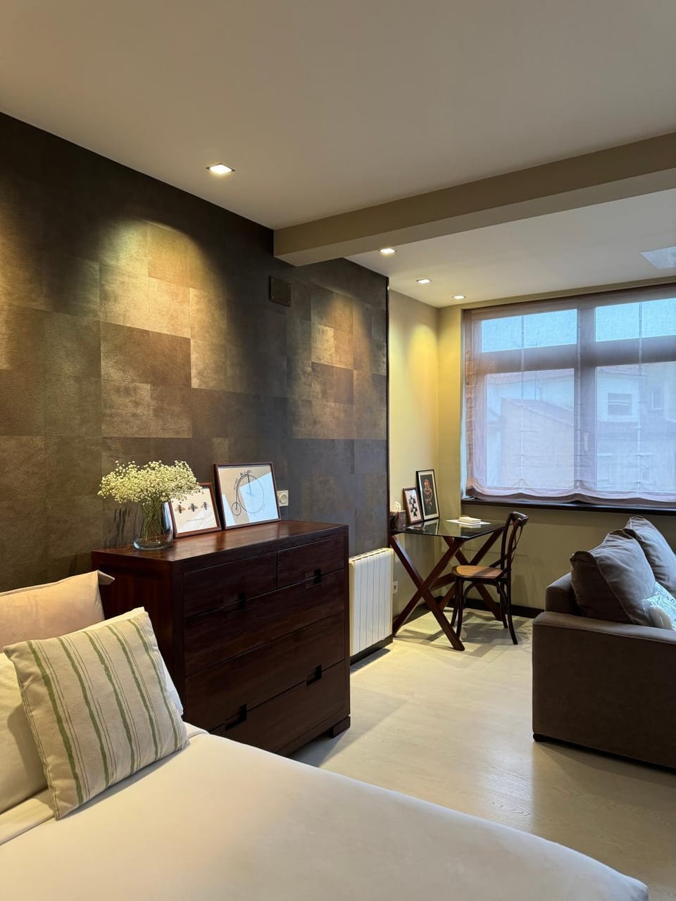 Bed, Photo of the whole room, Seating area, Bedroom